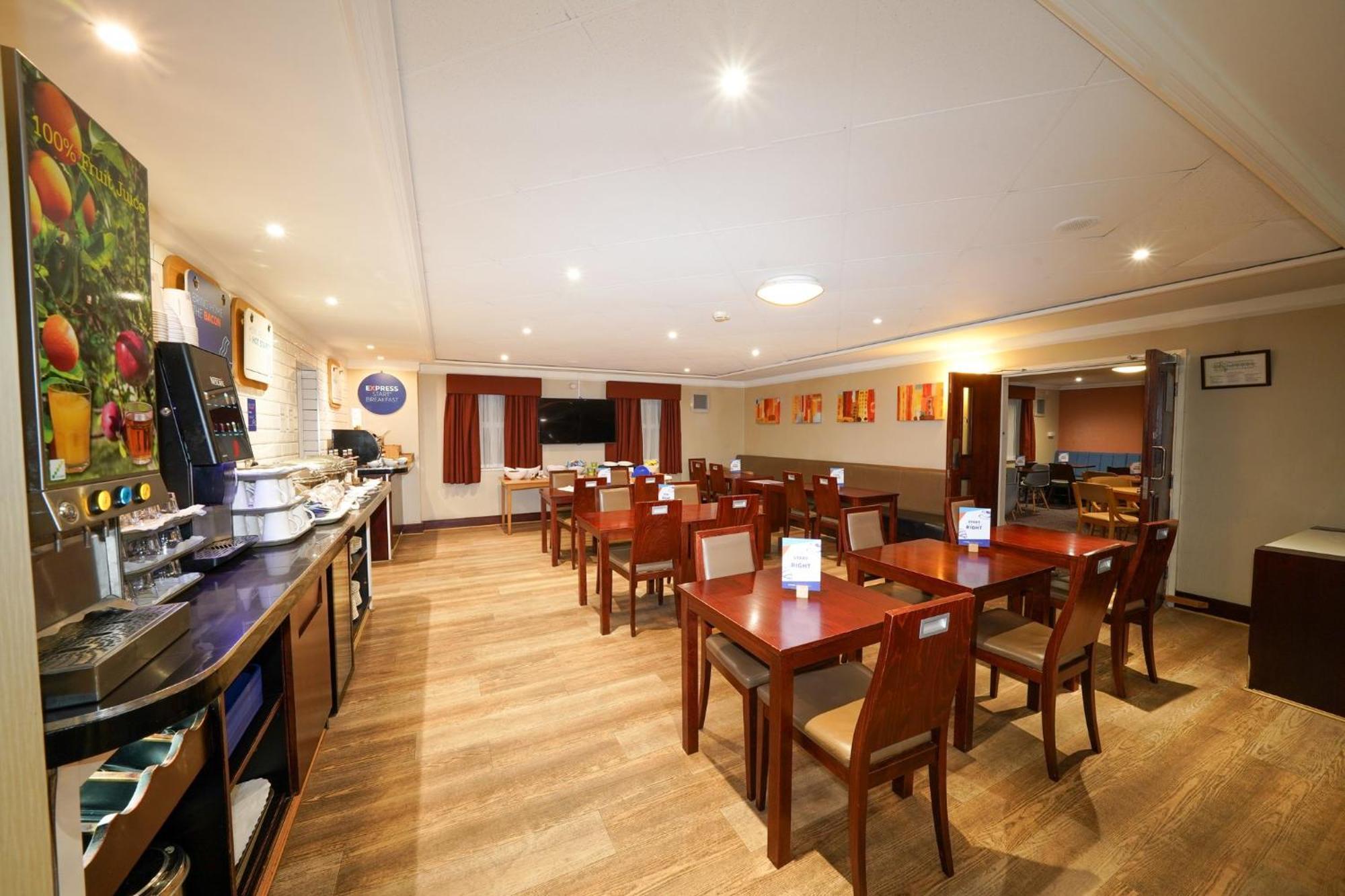 Holiday Inn Express Glenrothes By Ihg Zewnętrze zdjęcie